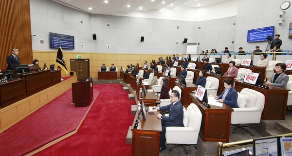 16일 조규식 서구의회 의장이 제286회 서구의회 제2차 정례회를 마무리하고 있다. 서구의회 제공.