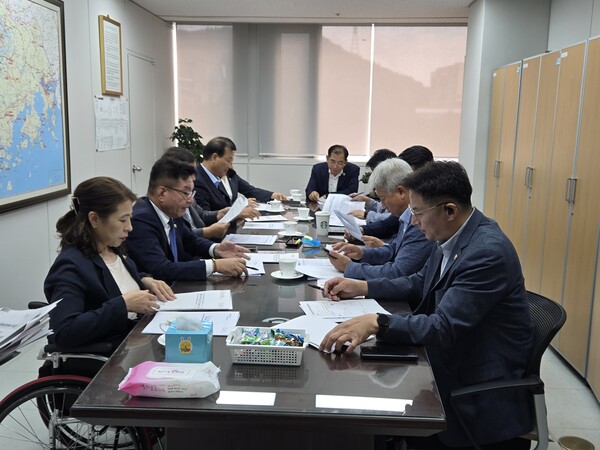 전라남도의회가 지난 12일 상임위 간담회에서 '골프장 농약잔류량 검사 결과'를 보고받고 있다. (사진=전라남도의회)