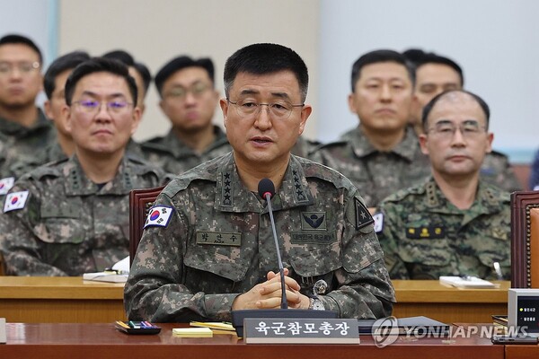 계엄사령관 역할을 했던 박안수 육군참모총장이 지난 10일 국회 국방위원회 전체회의에서 계엄 경위 등과 관련한 질의에 답하고 있다. 연합뉴스