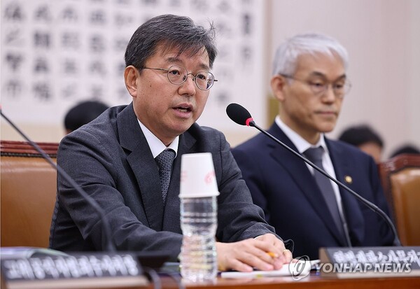 김정원 헌법재판소 사무처장이 17일 국회에서 열린 법제사법위원회 전체회의 비상계엄 사태 관련 현안질의에서 발언하고 있다. 연합뉴스