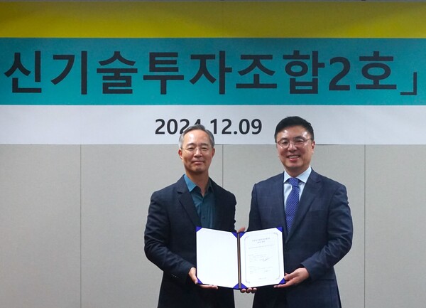 김영석 교보라이프플래닛생명 대표이사(오른쪽)와 교보증권 이석기 대표. 교보라이프플래닛 제공.