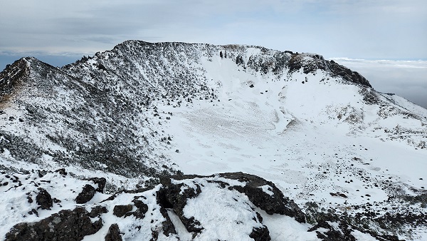 눈 덮힌 백록담. 제주도