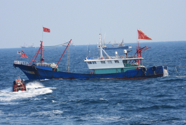 서해해경청 특수기동대원들이 높은 파도속에서 고속단정을 통해중국어선에 검문검색을 위해 접근하고 있다.(사진=서해해경)
