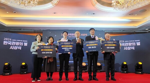 18일 성심당 대표가 2024년 한국관광의 별 동반성장 콘텐츠 부문에 선정, 문화체육관광장관과 시상 후 기념 촬영을 하고 있다. 대전시 제공.