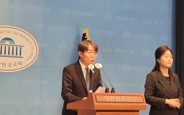 국회 탄핵소추단 간사 겸 대변인인 더불어민주당 최기상 의원이 19일 오후 윤석열 대통령 탄핵심판 사건 국회대리인단 명단을 발표하고 있다. 이제항 선임기자