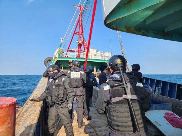 서해해경청 단속요원들이 중국어선에 승선해 검문검색을 실시하고 있다.(사진=서해해경)