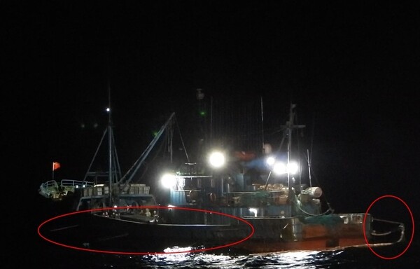 중국어선이 선체 측면에 등선을 방해하기 위해 붐대및 와이어를 설치했다.(사진=서해해경)