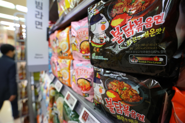 서울 한 대형마트 라면 진열대에 진열된 불닭볶음면. 연합뉴스
