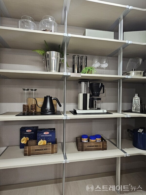 ◇'트리븐 논산'의 견본주택 내 108㎡형 모델룸의 주방 옆 펜트리. (사진=이준혁 기자)