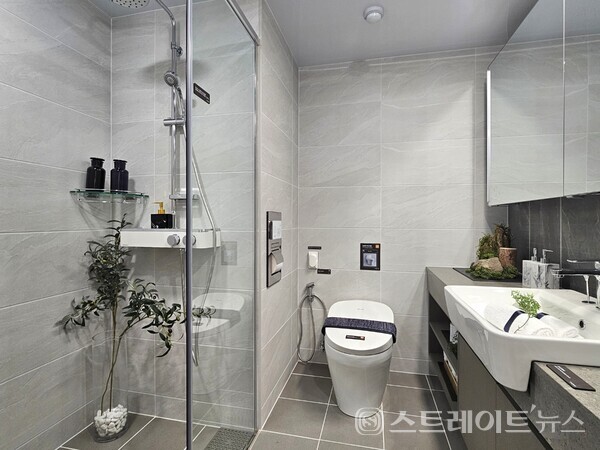 ◇'트리븐 논산'의 견본주택 내 108㎡형 모델룸의 침실1(안방) 옆 욕실. (사진=이준혁 기자)