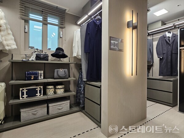 ◇'트리븐 논산'의 견본주택 내 108㎡형 모델룸의 침실1(안방) 옆 드레스룸. (사진=이준혁 기자)
