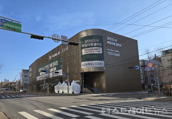 신동아건설과 계룡건설산업이 마전동 검단신도시 AA32블록에 공급하는 '검단신도시 파밀리에 엘리프'의 완정동 모델하우스. (사진 : 김태현 기자)