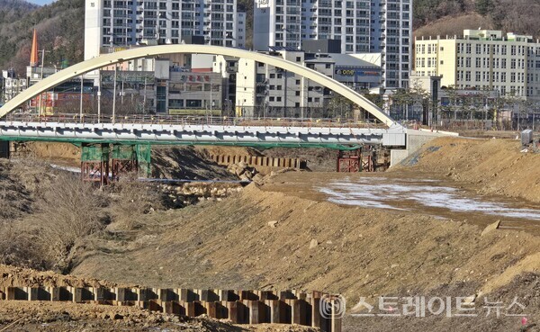 신동아건설과 계룡건설산업이 마전동 검단신도시 AA32블록에 공급하는 '검단신도시 파밀리에 엘리프' 단지 인근에 조성 중인 수변공원 건설현장. (사진 : 김태현 기자)