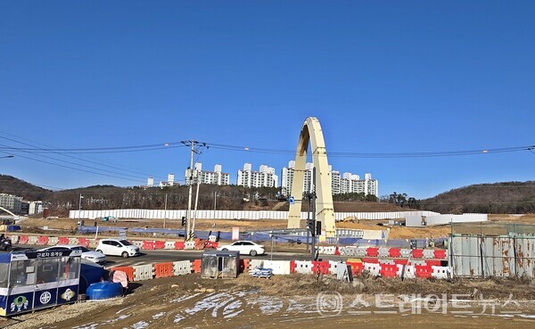 신동아건설과 계룡건설산업이 마전동 검단신도시 AA32블록에 공급하는 '검단신도시 파밀리에 엘리프' 건설현장. (사진 : 김태현 선임기자)