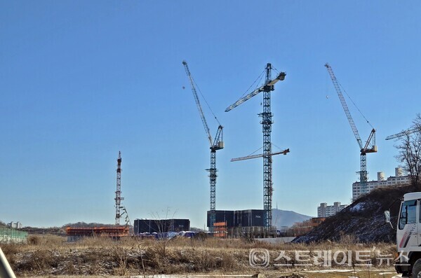 신동아건설과 계룡건설산업이 마전동 검단신도시 AA32블록에 공급하는 '검단신도시 파밀리에 엘리프'에서 멀지 않은  AA29블록에 건설 중인 'e편한세상 검단 에코비스타' 건설현장. (사진 : 김태현 기자)