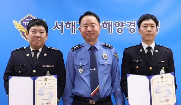 서해해경청이 경찰관 2명에 대해 특별승진 임용식을 개최했다. 왼쪽부터 문형식 경사 가운데 이명준 서해해경청장 박정환 경장.(사진=서해해경)