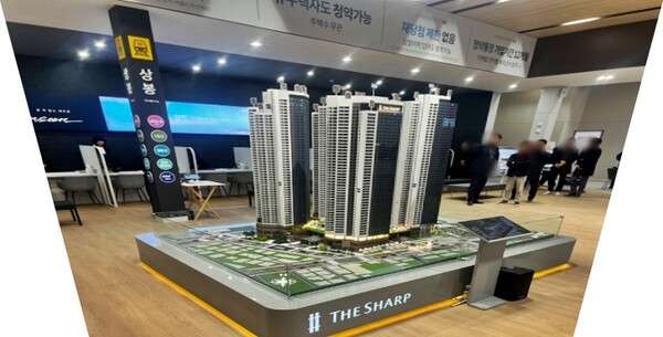 (주)포스코이앤씨가 중랑구 상봉동 83-1번지 일대 옛 상봉터미널 자리에 선보이는 '더샵 퍼스트월드 서울'의 모델하우스 내 단지 모형.