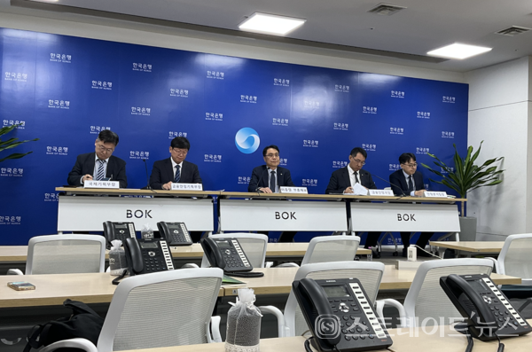 24일 기자간담회에 참여한 이종렬 한국은행 부총재보. (왼쪽에서 세 번째)