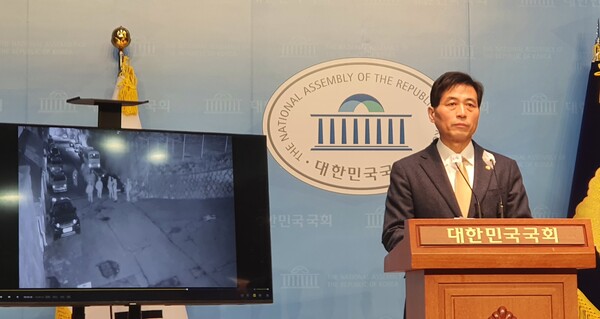 김민기 국회 사무총장이 24일 서울 여의도 국회소통관에서 지난 4일 윤석열 대통령이 비상계엄을 선포했을 당시 국회의장 공관으로 출동한 군인들이 포착된 CCTV를 공개하고 있다. 이제항 선임기자