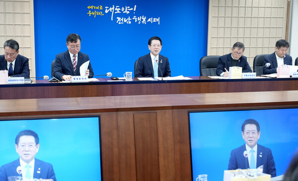 김영록 전남도지사가 실국 정책회의를 열고 발언하고 있다. (사진=전라남도)