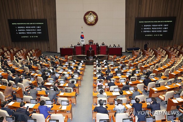 26일 오후 2시 국회 본회의에서 국민의힘 의원들이 불참한 가운데 마은혁, 정계선, 조한창 헌법재판소 재판관 선출안과 관련해 더불어민주당 김한규 의원이 심사경과보고를 하고 있다. 연합뉴스