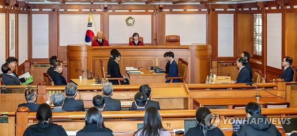 정형식, 이미선 헌법재판관이 27일 서울 종로구 헌법재판소 소심판정에서 윤석열 대통령 탄핵 심판 첫 변론준비기일을 진행하고 있다. 연합뉴스