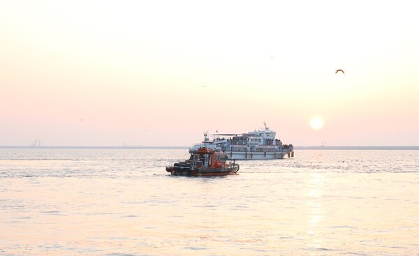 서해해경청이 2025년 새해 해맞이 행사에 해양안전사고 예방을 위해경비함정과 안전요원을 해육상에 배치한다.(사진=서해해경)