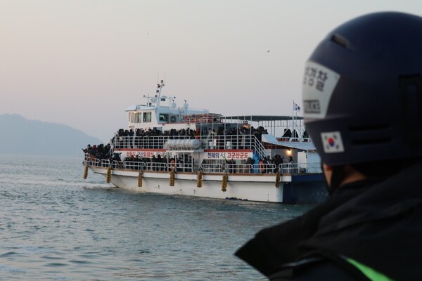 서해해경청이 새해 해맞이 행사에 동원된 유선에 대해 관계기관 합동점검을 통해 안전점검을 실시한다.(사진=서해해경)