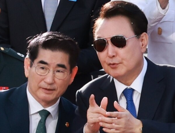 윤석열(오른쪽) 대통령과 김용현 전 국방부장관