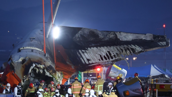  29일 오후 전남 무안국제공항 제주항공 여객기 충돌 폭발 사고 현장에서 파손된 기체 후미가 크레인으로 옮겨지고 있다