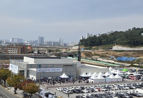 송도역세권도시개발지구 '래미안 센트리폴'의 3블록 분양 당시 견본주택. 84㎡의 분양가가 1억원 내외 저렴한 HDC현대산업개발과 현대건설, 포스코이앤씨의 '시티오씨엘 6단지'가 견본주택 뒤로 보인다.(사진 : 김태현 기자)