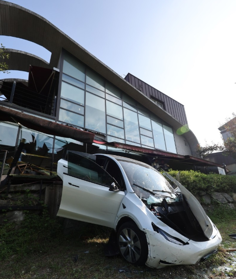               지난 여름 용인에서 카페로 돌진하 차량 사고. 연합뉴스 제공.