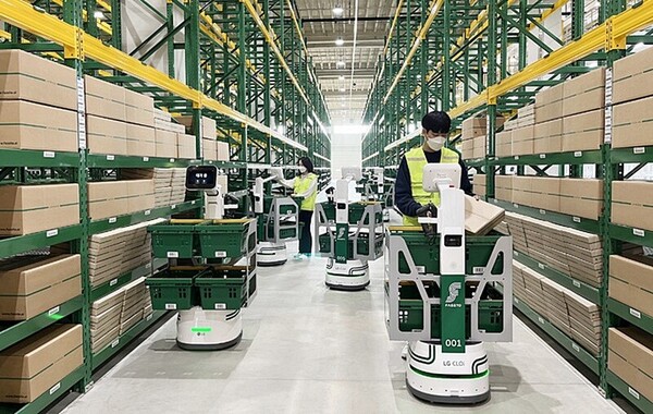 LG 클로이 캐리봇이 AI 물류 플랫폼 기업 파스토의 스마트 물류센터에서 작업자와 협업해 업무를 수행하고 있는 모습. LG전자 제공