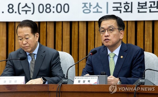 최상목(오른쪽) 대통령 권한대행 경제부총리 겸 기획재정부 장관이 8일 서울 여의도 국회에서 열린 비상 경제 안정을 위한 고위당정협의회에서 발언하고 있다. 연합뉴스