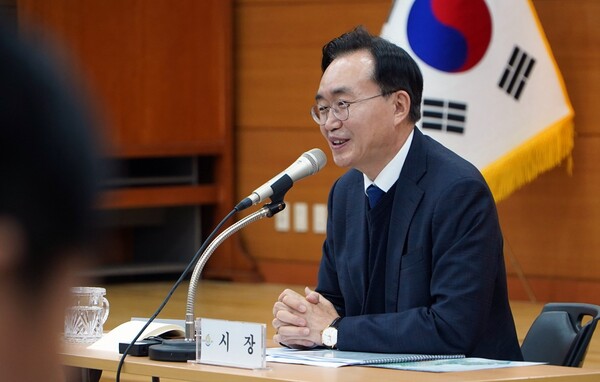 윤병태 나주시장이 8일 신년 기자회견을 열고 2025년 나주시 비전을 발표하고 있다. (사진=나주시)