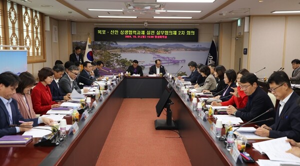 목포-신안 통합 상생협력과제 ㅅㄹ천 실무협의체 회의를 진행하고있다.(사진=목포시)