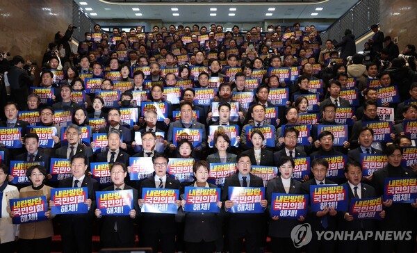 내란 특검법과 김건희 여사 특검법이 재표결 끝에 부결된 8일 오후 국회 본청에서 더불어민주당 의원들이 국민의힘을 규탄하고 있다. 연합뉴스