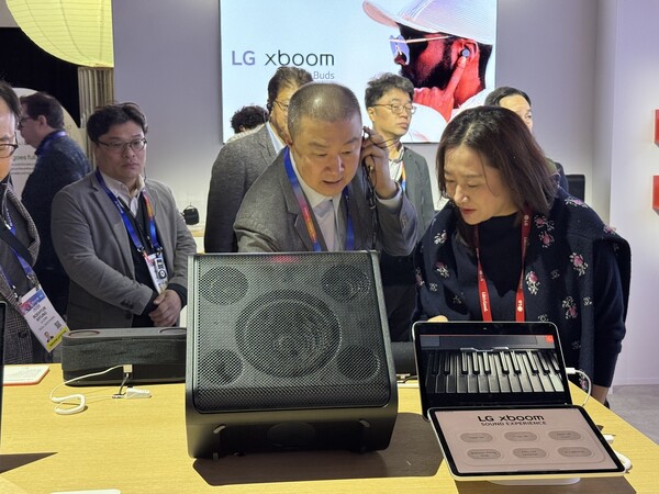 구자은 LS그룹 회장이 LG전자 부스를 찾아 LG 엑스붐에 대해 설명을 듣고 있다. 연합뉴스