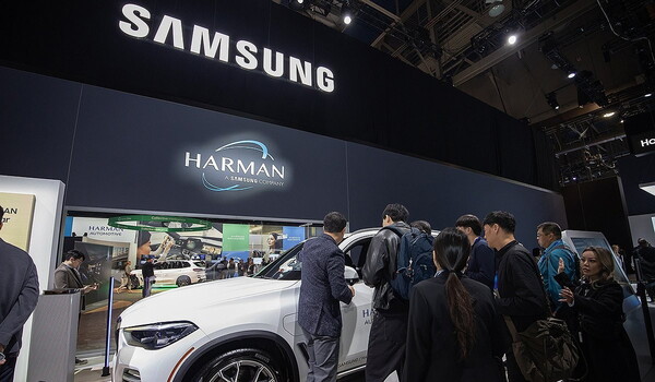 삼성전자가 미국 라스베이거스 컨벤션센터에서 열린 CES 2025의 삼성전자 전시관에서 관람객들이 삼성전자 자회사 하만 전장을 관람하고 있다. 삼성전자 제공