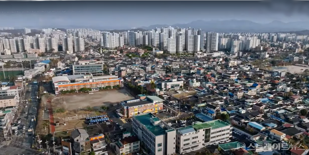 전주 완산구 중노송동 기자촌 주택재개발 구역에 올해 호남권 최대 단지인 '더샵 라비온드'가 최강 한파에도 방문객이 쇄도, 청약열기가 뜨거울 것임을 에고했다. 사진은 이 단지 건설현장.