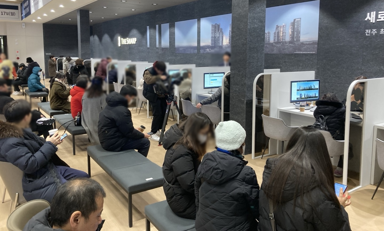 전주 완산구 중노송동 기자촌 주택재개발 구역에 올해 호남권 최대 단지인 '더샵 라비온드'가 최강 한파에도 방문객이 쇄도, 청약열기가 뜨거울 것임을 에고했다. 사진은 이 단지 효자동에 자리한 견본주택 상담창구. (포스코이앤씨)