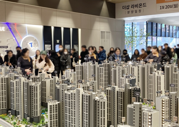 전주 완산구 중노송동 기자촌 주택재개발 구역에 올해 호남권 최대 단지인 '더샵 라비온드'가 견본주택을 연 10일의 최강 한파에도 방문객이 쇄도, 청약열기가 뜨거울 것임을 에고했다. (포스코이엔씨 제공)