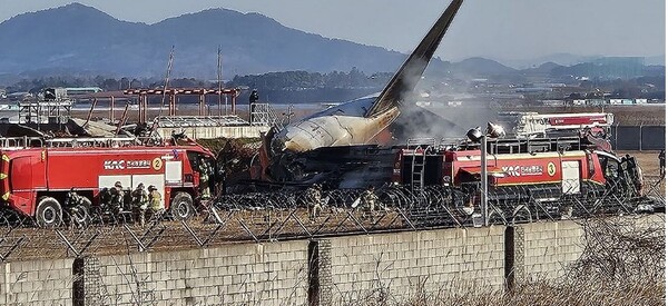 29일 제주항공 7C2216편 여객기가 전라남도 무안국제공항에 비상착륙을 시도하는 과정 중 승무원 2명을 제아한 모든 인원이 희생된 참사가 발생했다. 연합뉴스 제공.