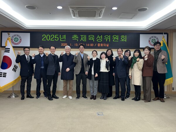 13일 축제육성위원들이 회의를 가지고 올해 대전의 대표축제 0시·빵·유성국화축제 등 9개를 선정하고 기념 촬영을 하고 있다. 대전시 제공.