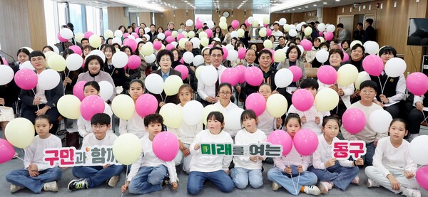 14일 박희조 동구청장이 동구청 대회의실에서 브리핑 후 학생 학부모 등과 기념 촬영을 하고 있다. 동구 제공.