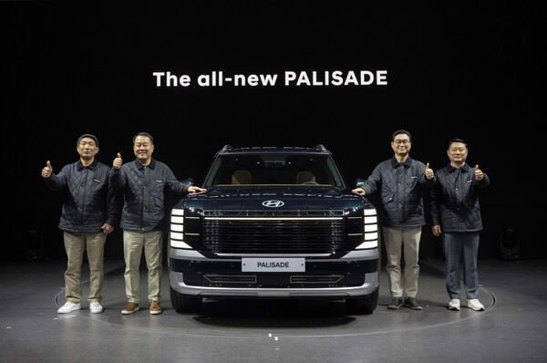 14일 진행된 팰리세이드 론칭 행사에서 (왼쪽부터) 문용문 금속노조 현대차지부장, 대표이사 이동석 사장, 국내사업본부장 정유석 부사장, 박성열 현대차지부 판매위원회 의장 등 현대차 노사 대표가 신차와 함께 포즈를 취하고 있다.