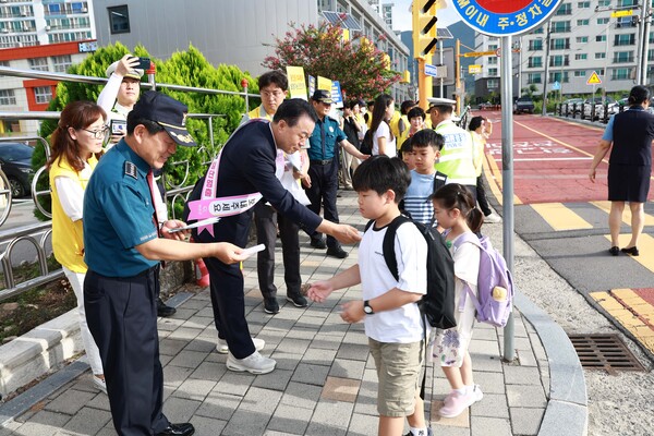구복규 군수가 화순초 후문 앞 교통안전 캠페인에 참여하고 있다. (사진=화순군)