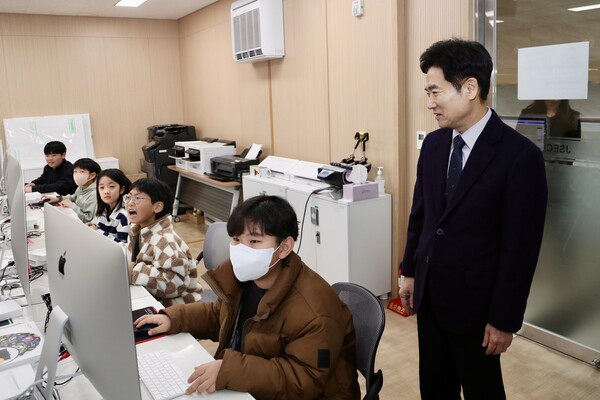 김대중 전남교육감이 순천만생태문화교육원에서 코딩 프로그램을 배우고 있는 학생들의 활동을 참관하고 있다. (사진=전라남도교육청)