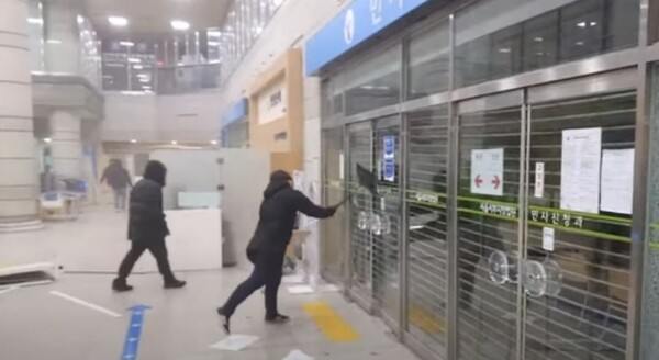 19일 새벽 윤석열 대통령 구속영장이 발부되자 극렬 시위대가 서울서부지법에 난입, 유리문 등 집기를 부수고 있다. 유튜브 캡처