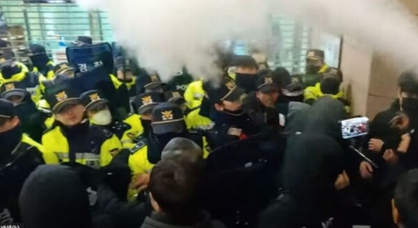 서울서부지법에 난입한 시위대가 19일 새벽 이를 막는 경찰과 충돌하고 있다. 유튜브 캡쳐
